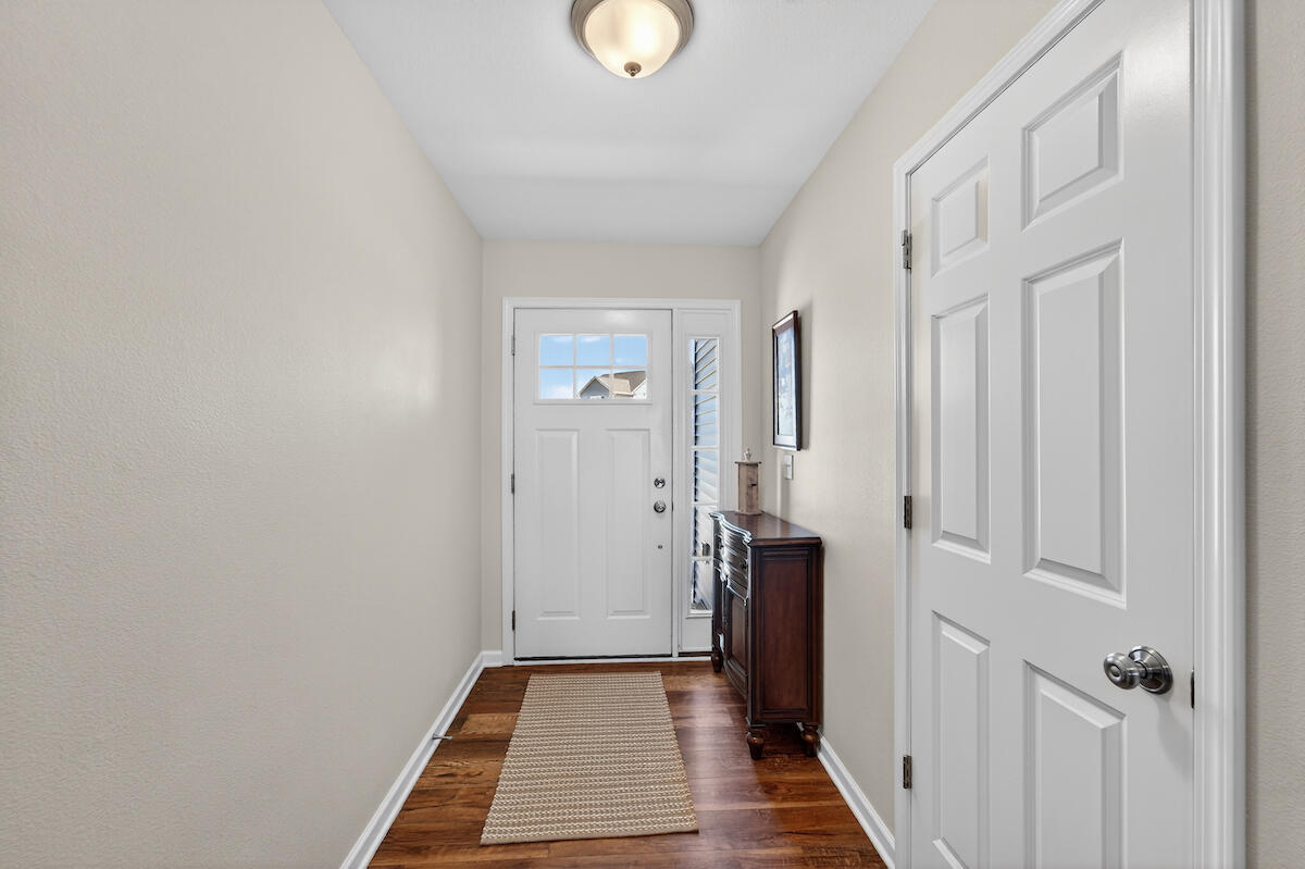879 Amber Lane Port Washington, WI 53074 - Photo 6 of 29 Entryway foyer