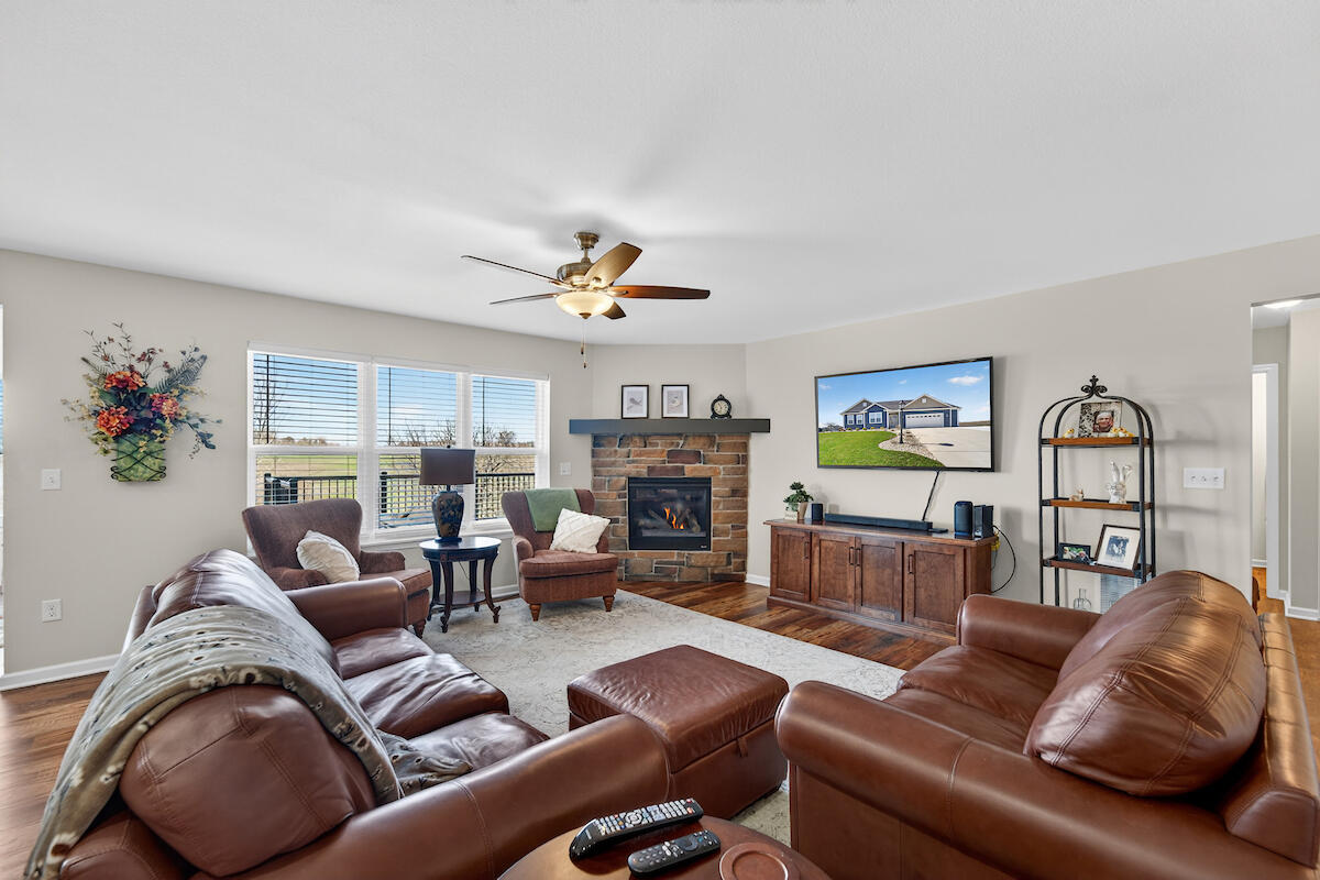 879 Amber Lane Port Washington, WI 53074 - Photo 7 of 29 Inviting living room