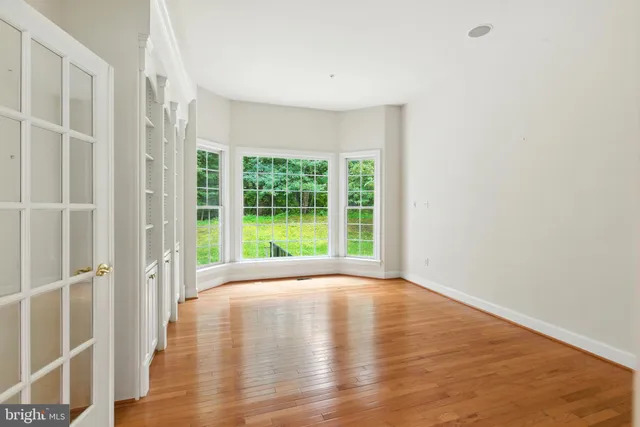 a view of a livingroom with wooden floor and closet