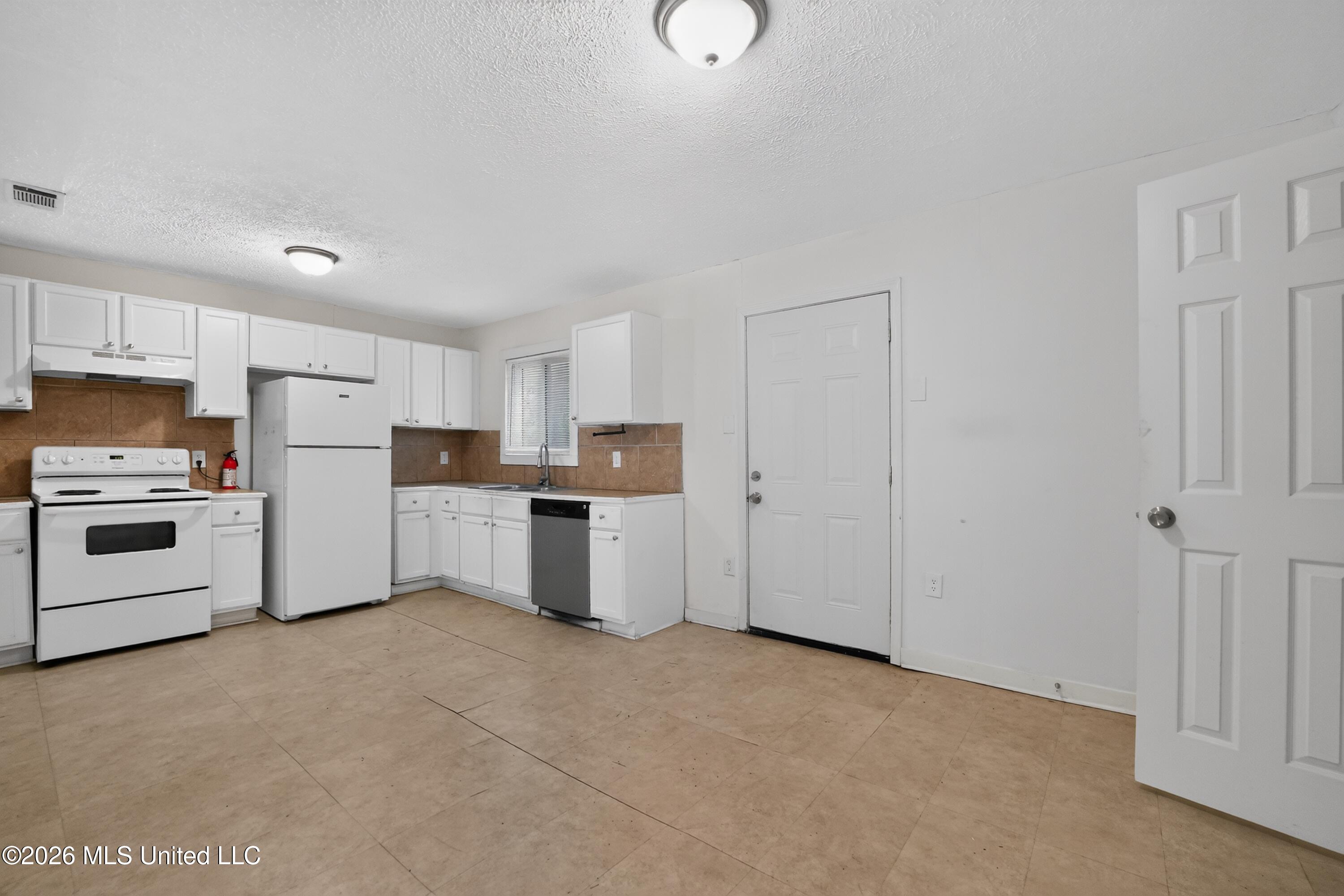 4305 Old Brandon Road Pearl, MS 39208 - Photo 12 of 38 20_4305_Old_Brandon_Rd-Dining_room-8855