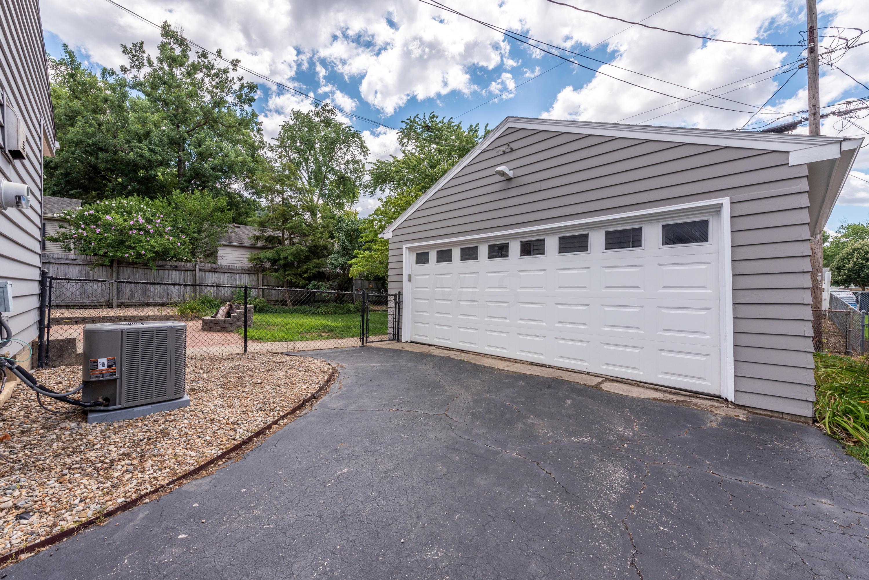 2737 Shrewsbury Road Columbus, OH 43221 - Photo 3 of 33
