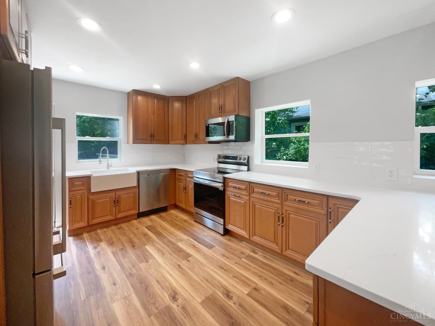 155 Bonham Road Cincinnati, OH 45215 - Photo 7 of 30
