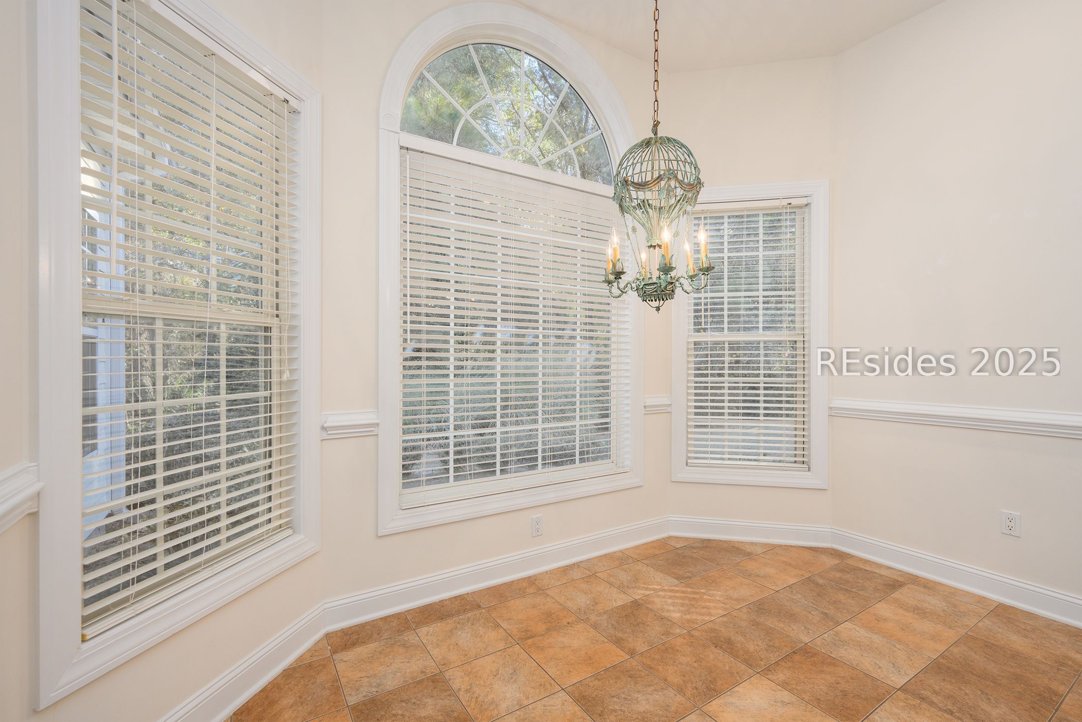 7 Crescent Circle Bluffton, SC 29910 - Photo 14 of 53 Bay wndw breakfast area. (Chandelier doesn't stay)