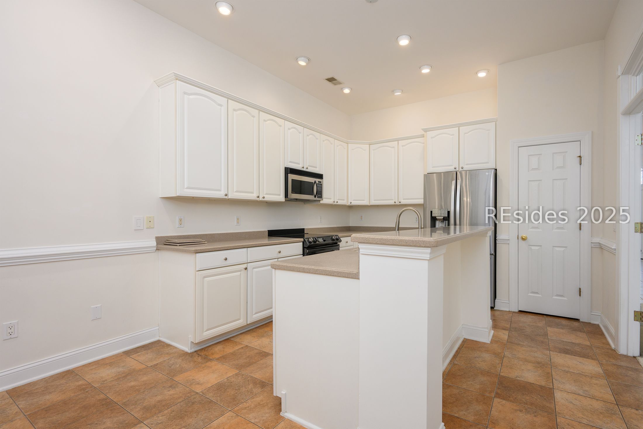 7 Crescent Circle Bluffton, SC 29910 - Photo 16 of 53 White 42" cabinetry and a pantry.