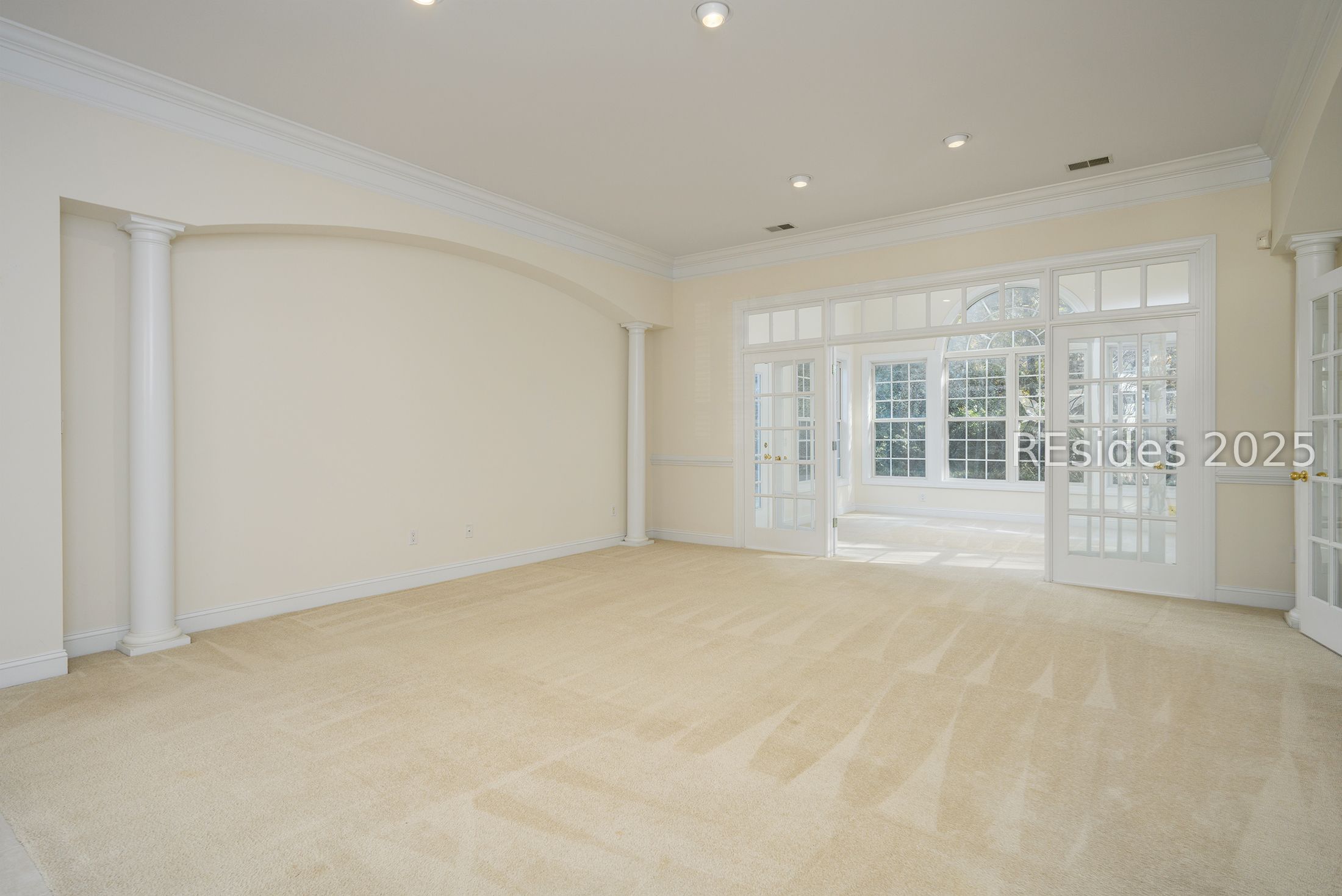 7 Crescent Circle Bluffton, SC 29910 - Photo 18 of 53 Great Room w/arched columned wall.