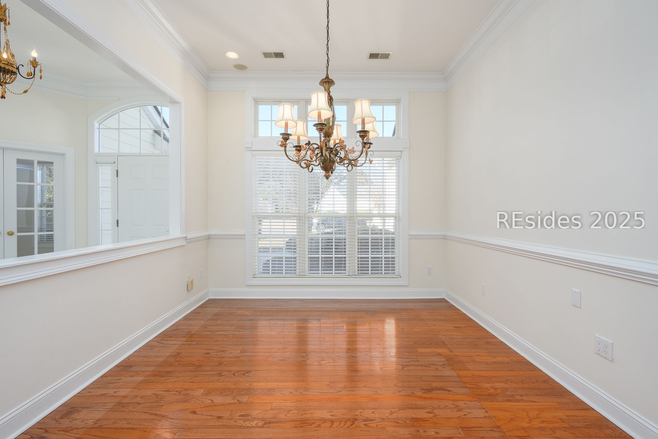 7 Crescent Circle Bluffton, SC 29910 - Photo 23 of 53 DR w/Hardwood floors, pony wall, crown molding.