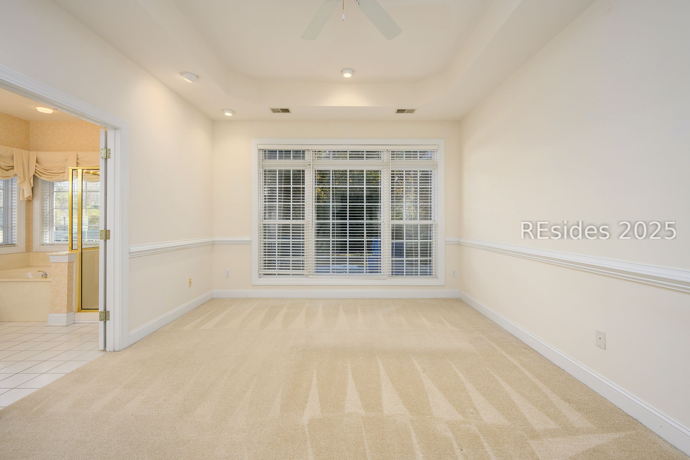 7 Crescent Circle Bluffton, SC 29910 - Photo 26 of 53 Tray ceiling w/ceiling fan & triple windows.
