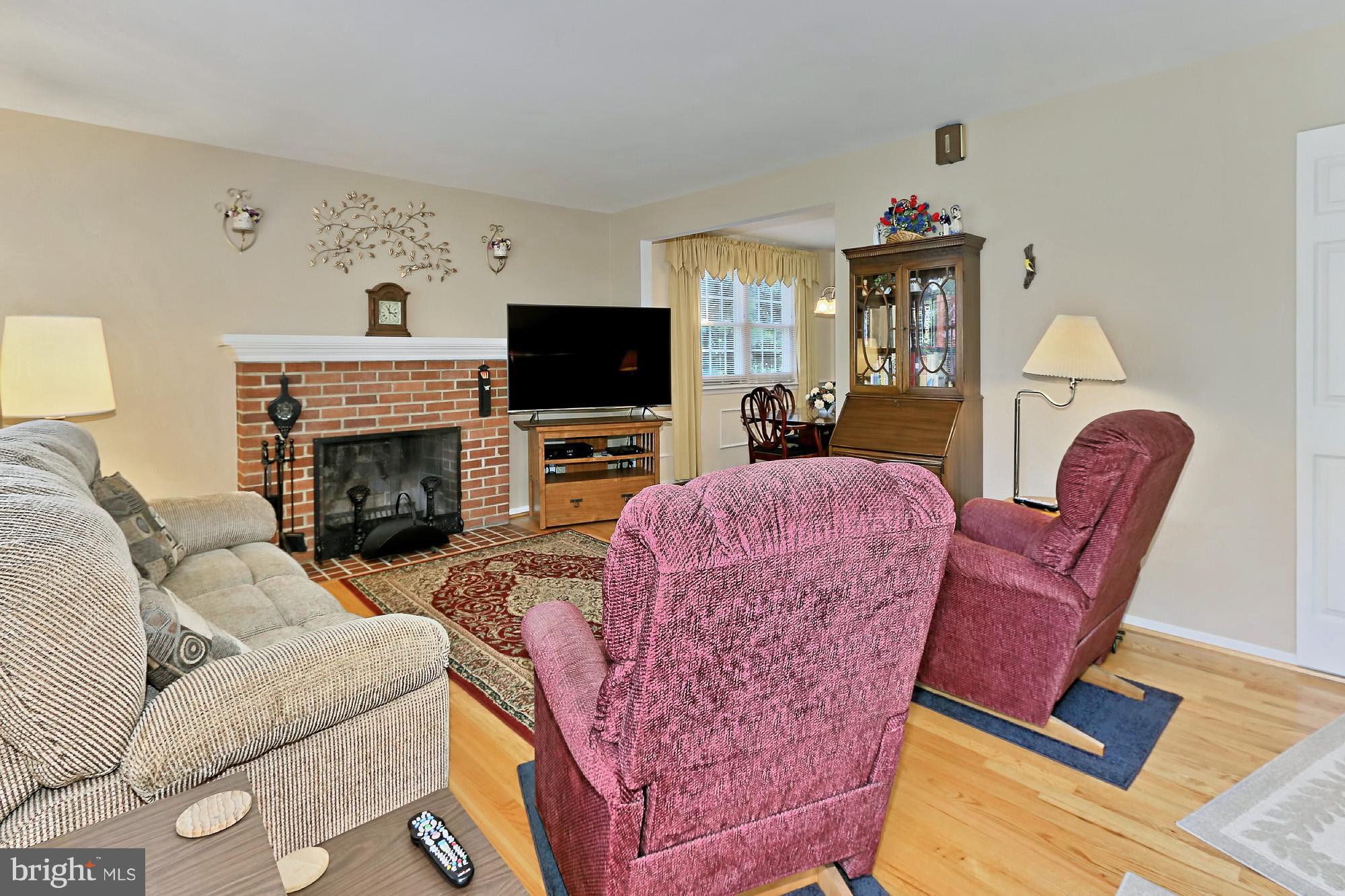 7303 Inzer Street Springfield, VA 22151 - Photo 3 of 30 Living Room