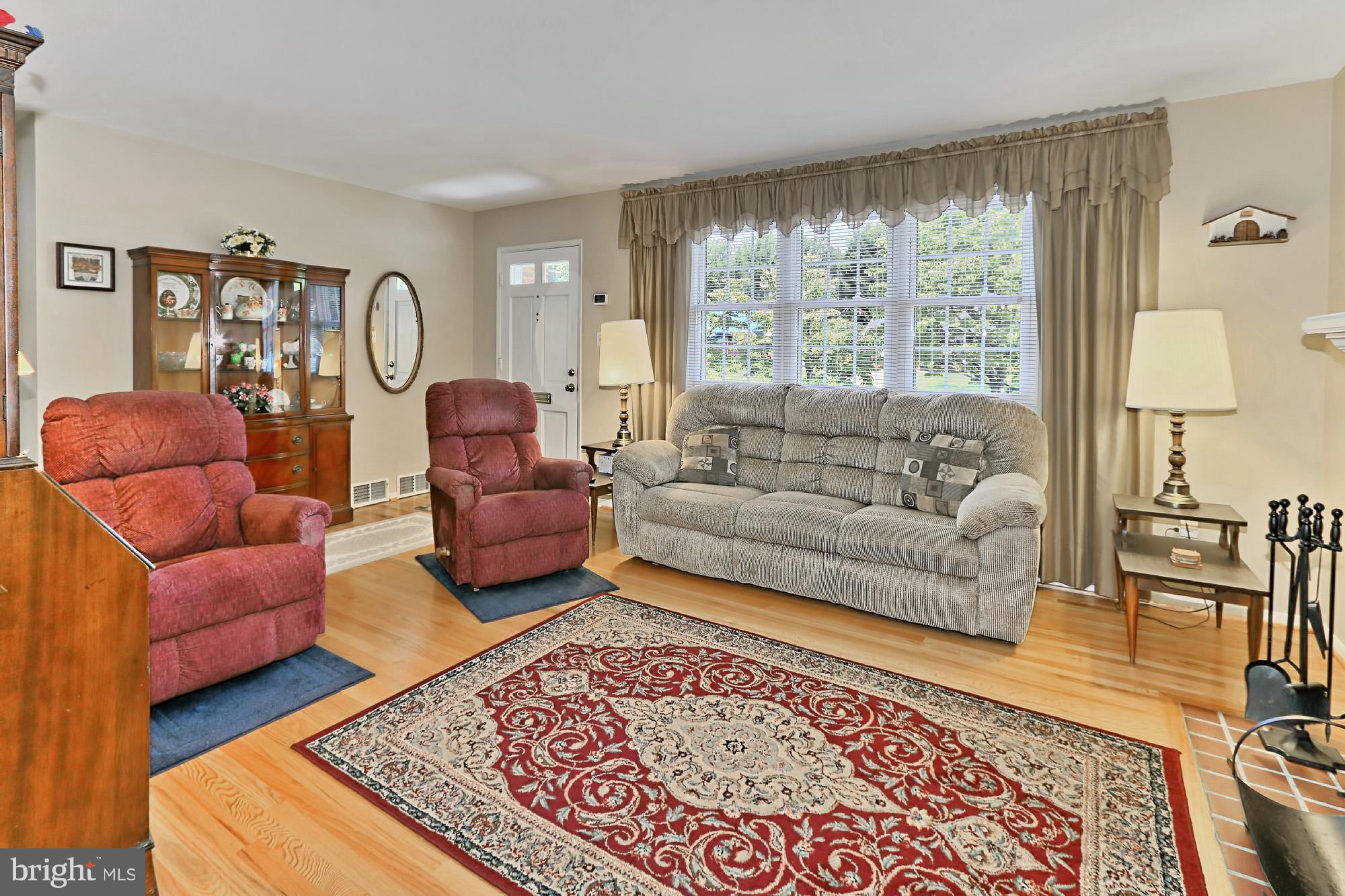 7303 Inzer Street Springfield, VA 22151 - Photo 5 of 30 Living Room