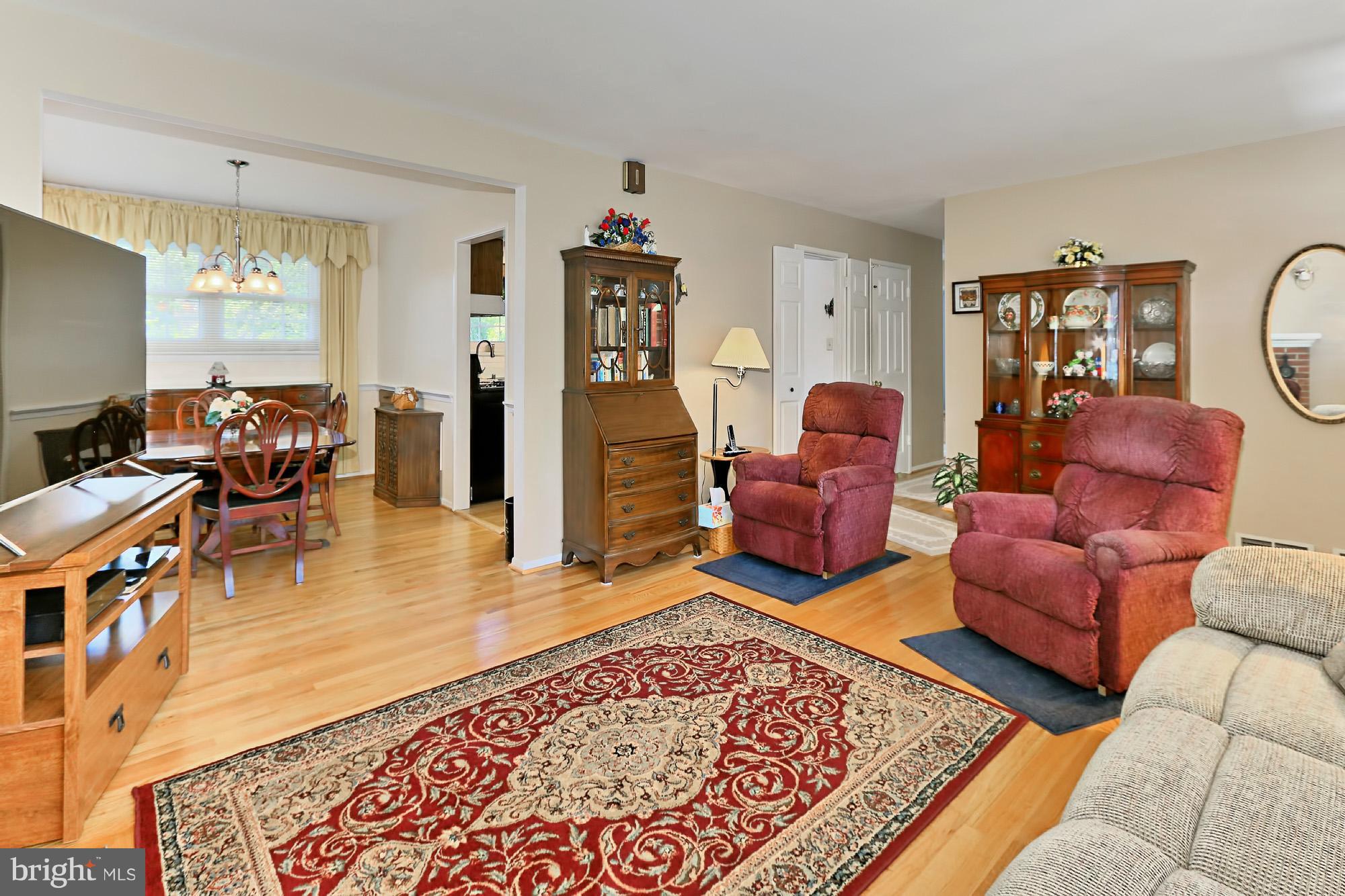 7303 Inzer Street Springfield, VA 22151 - Photo 6 of 30 Living Room