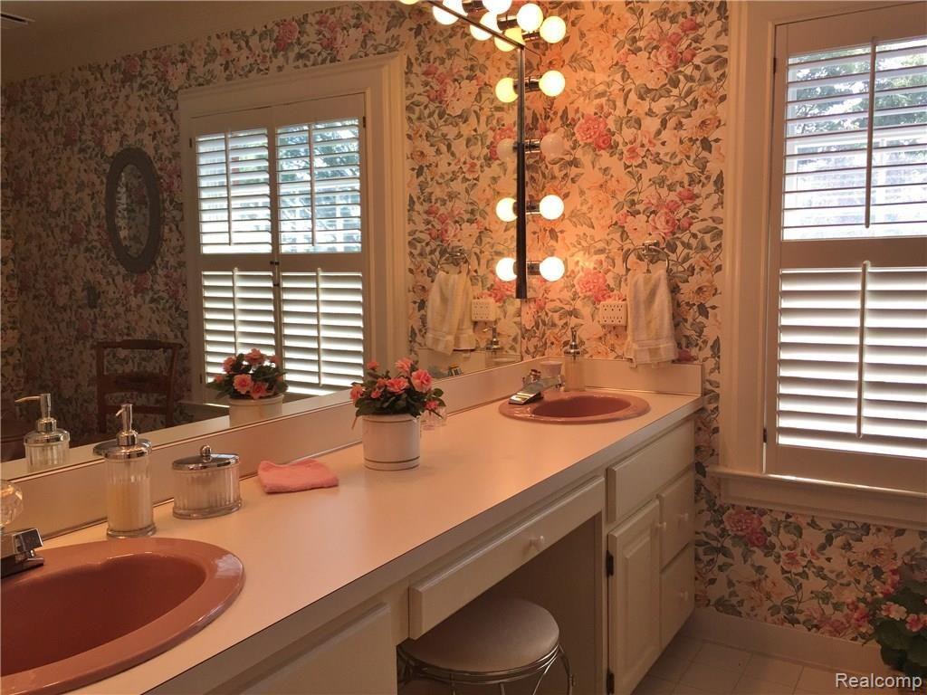 23 Beacon Hill Road Grosse Pointe, MI 48236 - Photo 27 of 33 2nd floor full bath