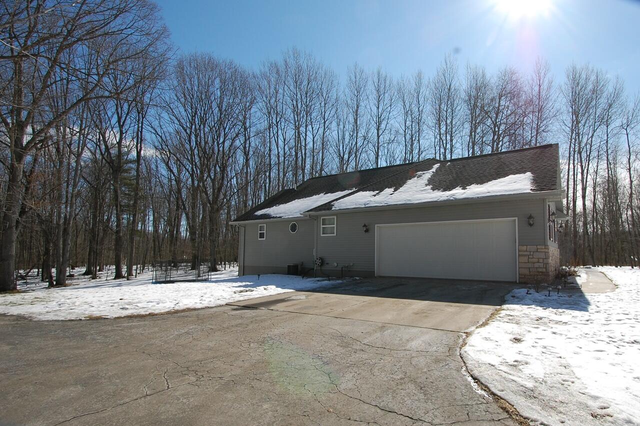8760 Rambling Way Canadian Lakes, MI 49346 - Photo 3 of 28 3 Stall Garage
