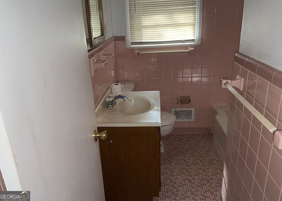 135 Brookside Drive Elberton, GA 30635 - Photo 14 of 22 a bathroom with a sink and a vanity
