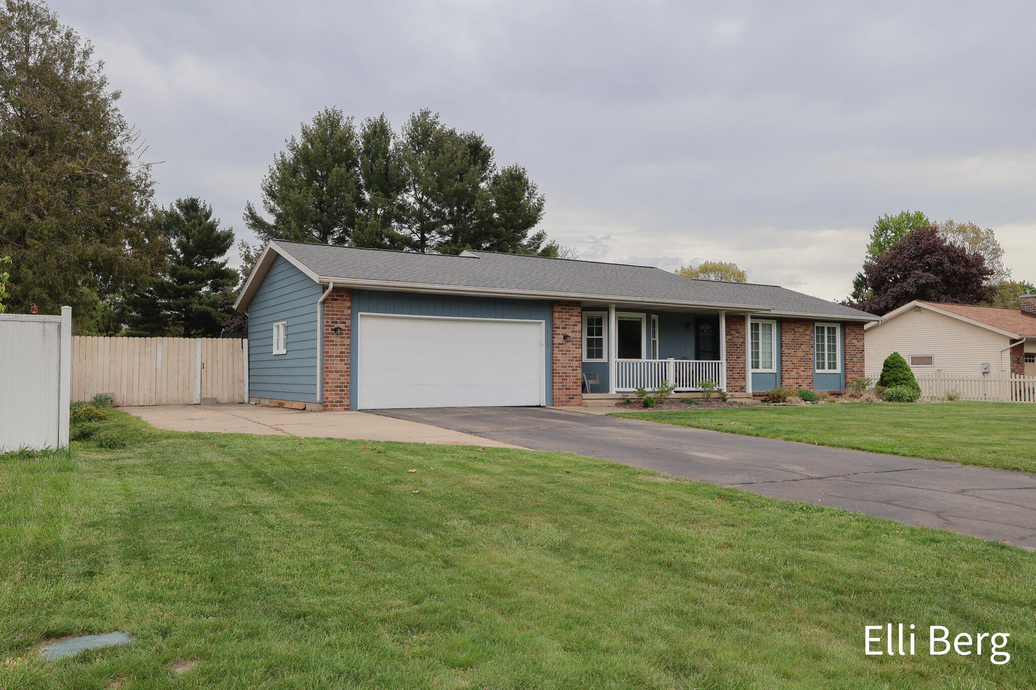 8742 Shadowbrook Drive Jenison, MI 49428 - Photo 2 of 34 IMG_4961