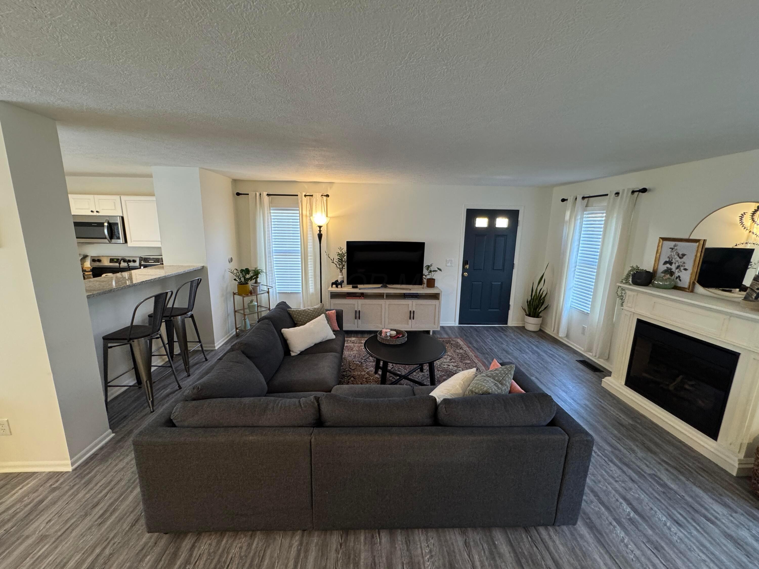 492 Autumn Ridge Circle Pickerington, OH 43147 - Photo 2 of 31 Living Area