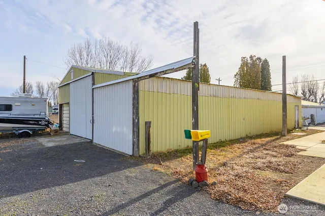 a view of a house with backyard