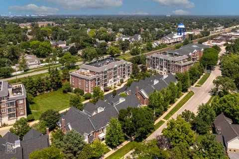 $274,993 | 434 Mcdaniels Circle, Unit 401, Clarendon Hills, IL 60514