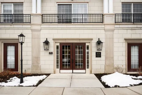 $274,993 | 434 Mcdaniels Circle, Unit 401, Clarendon Hills, IL 60514