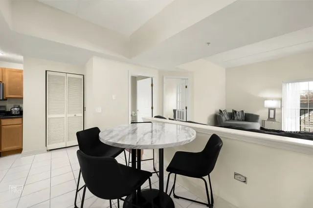 $274,993 | 434 Mcdaniels Circle, Unit 401, Clarendon Hills, IL 60514