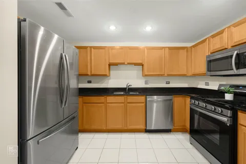 $274,993 | 434 Mcdaniels Circle, Unit 401, Clarendon Hills, IL 60514