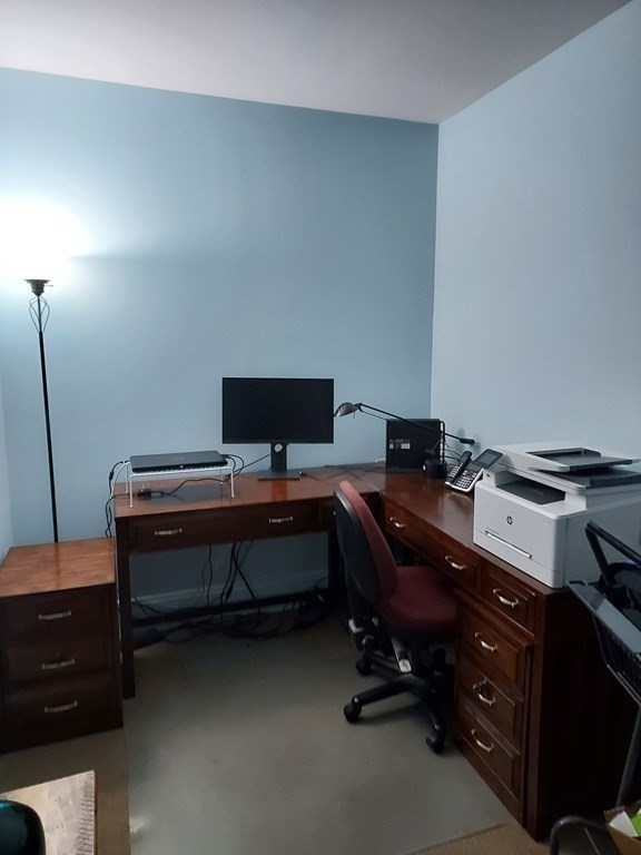 116 Rantoul Street, Unit 408 Beverly, MA 01915 - Photo 8 of 27 a room with a desk and chair