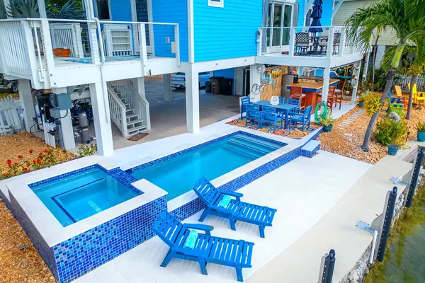 a view of entryway with outdoor area