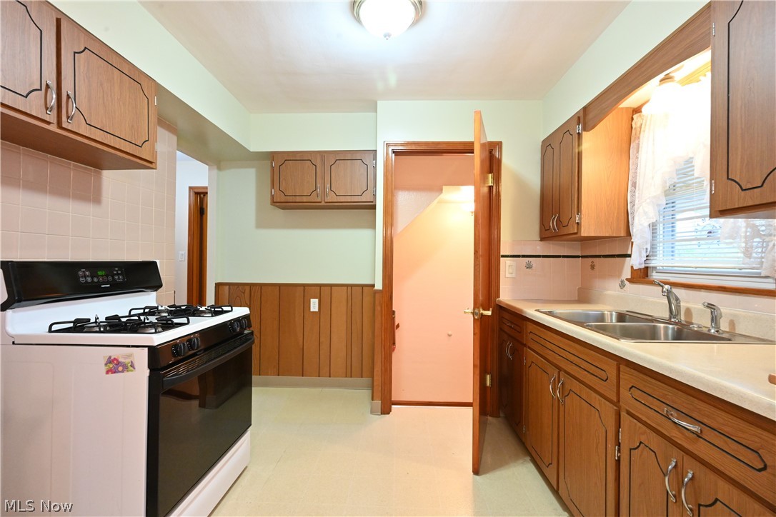 6210 Ridgewood Avenue Cleveland, OH 44129 - Photo 9 of 30