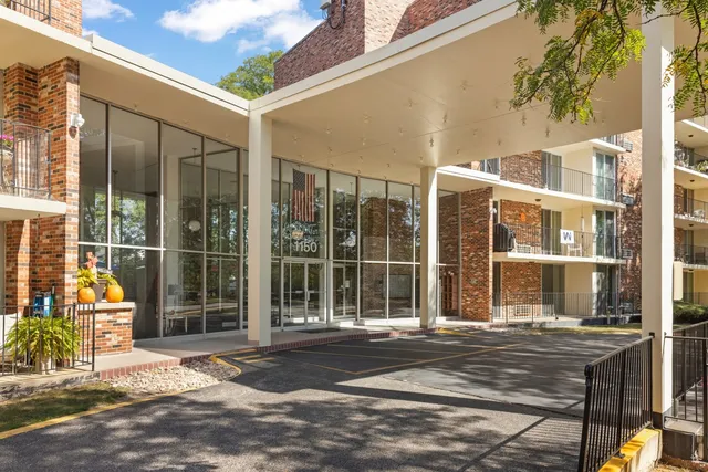 $224,900 | 1150 Jackson Street, Unit 1A, Lombard, IL 60148