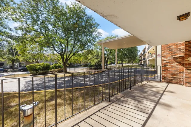 $224,900 | 1150 Jackson Street, Unit 1A, Lombard, IL 60148