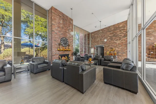 $224,900 | 1150 Jackson Street, Unit 1A, Lombard, IL 60148