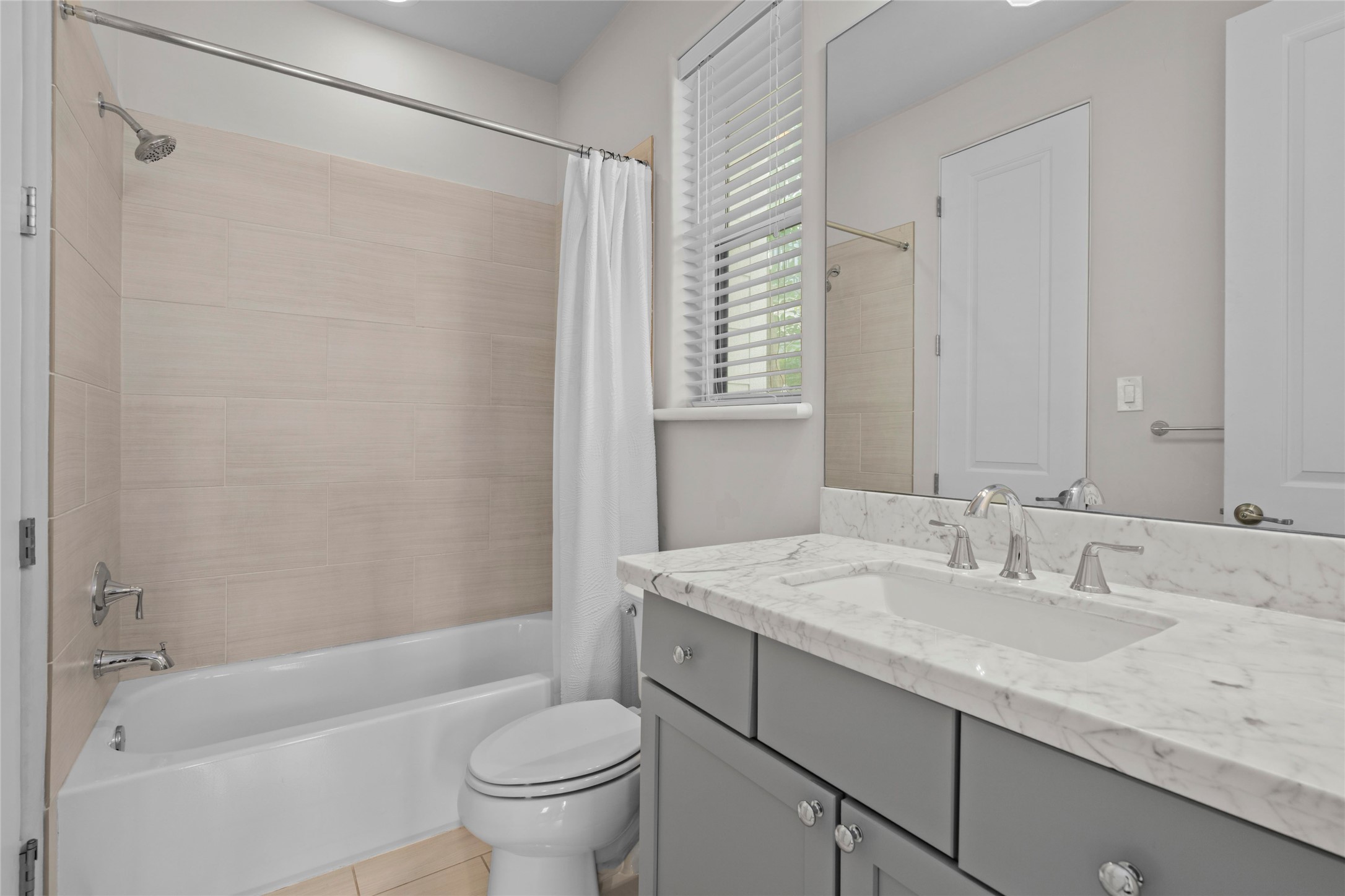 5646 Larkin Street Houston, TX 77007 - Photo 19 of 29 With a full ensuite bathroom + walk in closet with built ins (not pictured)