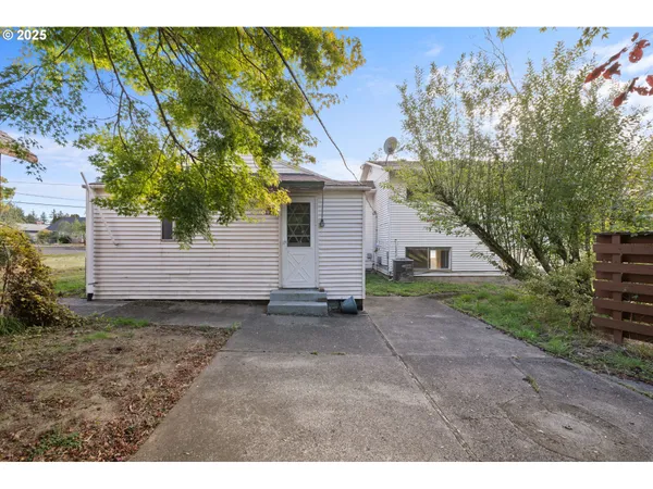 a view of a backyard