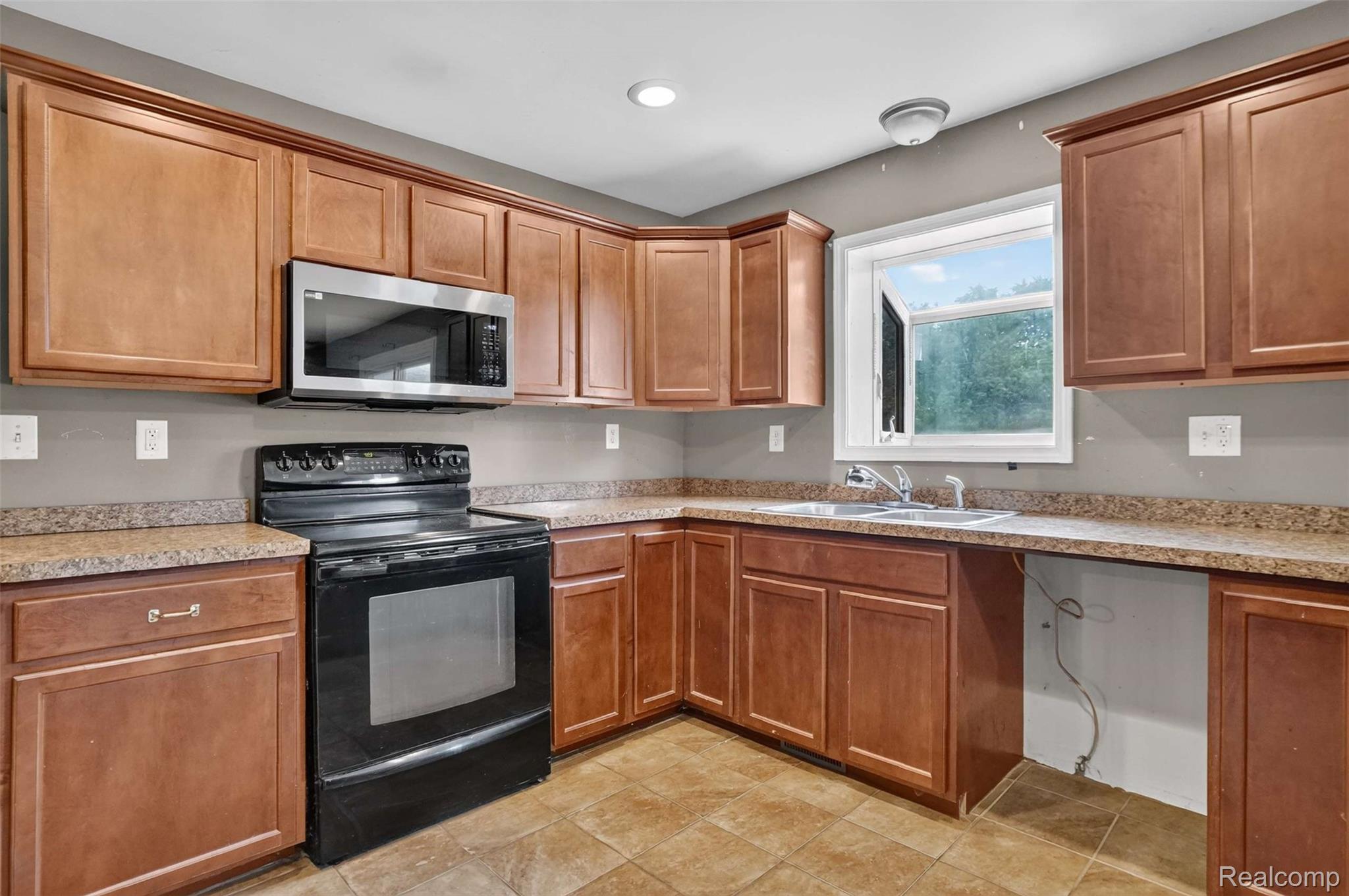 4719 Rosedale Court Clarkston, MI 48348 - Photo 9 of 34 DSC01418.jpg