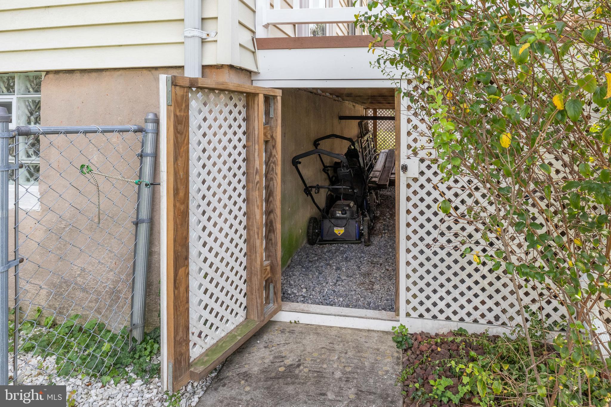 5219 Catalpha Road Baltimore, MD 21214 - Photo 22 of 24 Front Porch Storage
