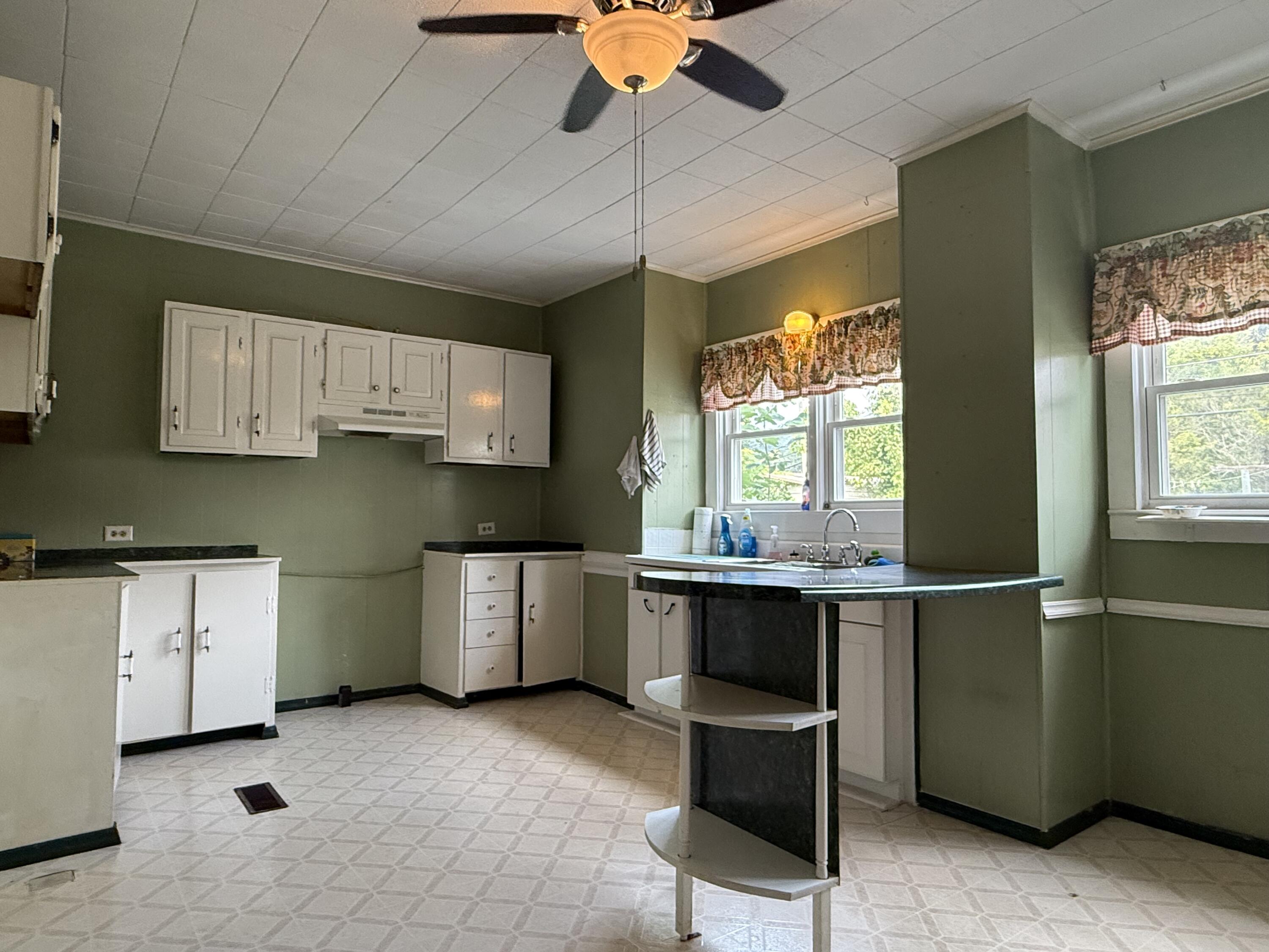 412 West Ridgeway Street Clifton Forge, VA 24422 - Photo 10 of 20 kitchen