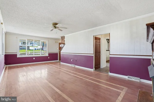 a view of livingroom with furniture and windows