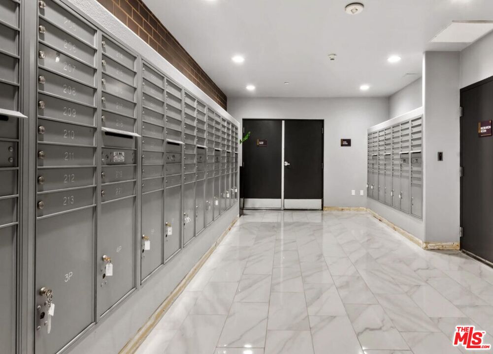 629 Traction Avenue, Unit 239 Los Angeles, CA 90013 - Photo 44 of 44 a view of entryway with a hallway