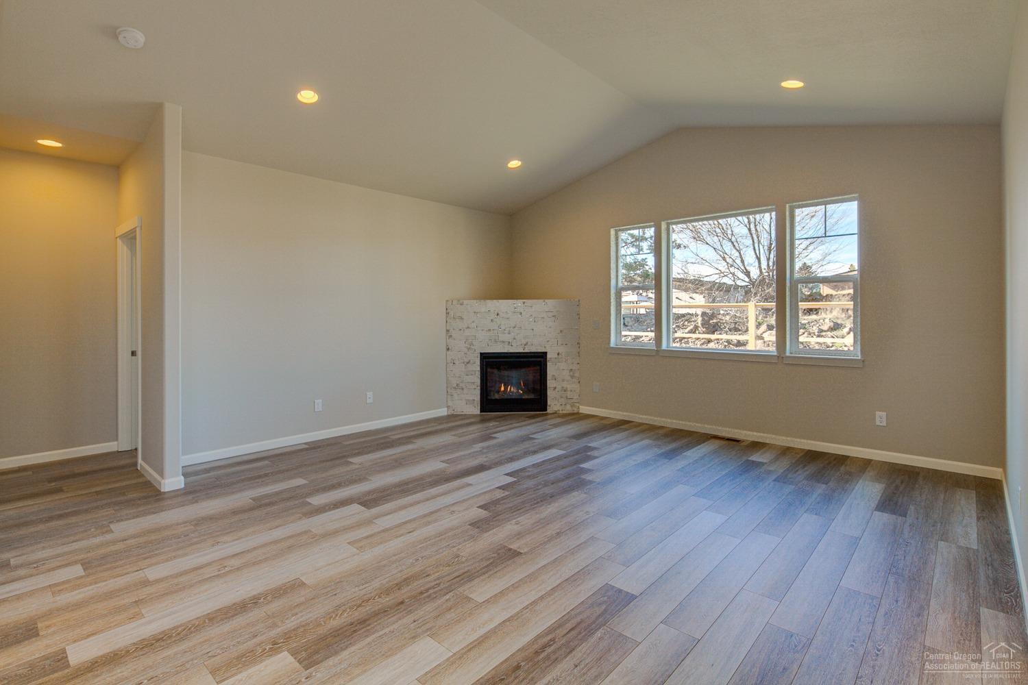 663 Northwest Rimrock Drive Redmond, OR 97756 - Photo 13 of 25 Additional Photo