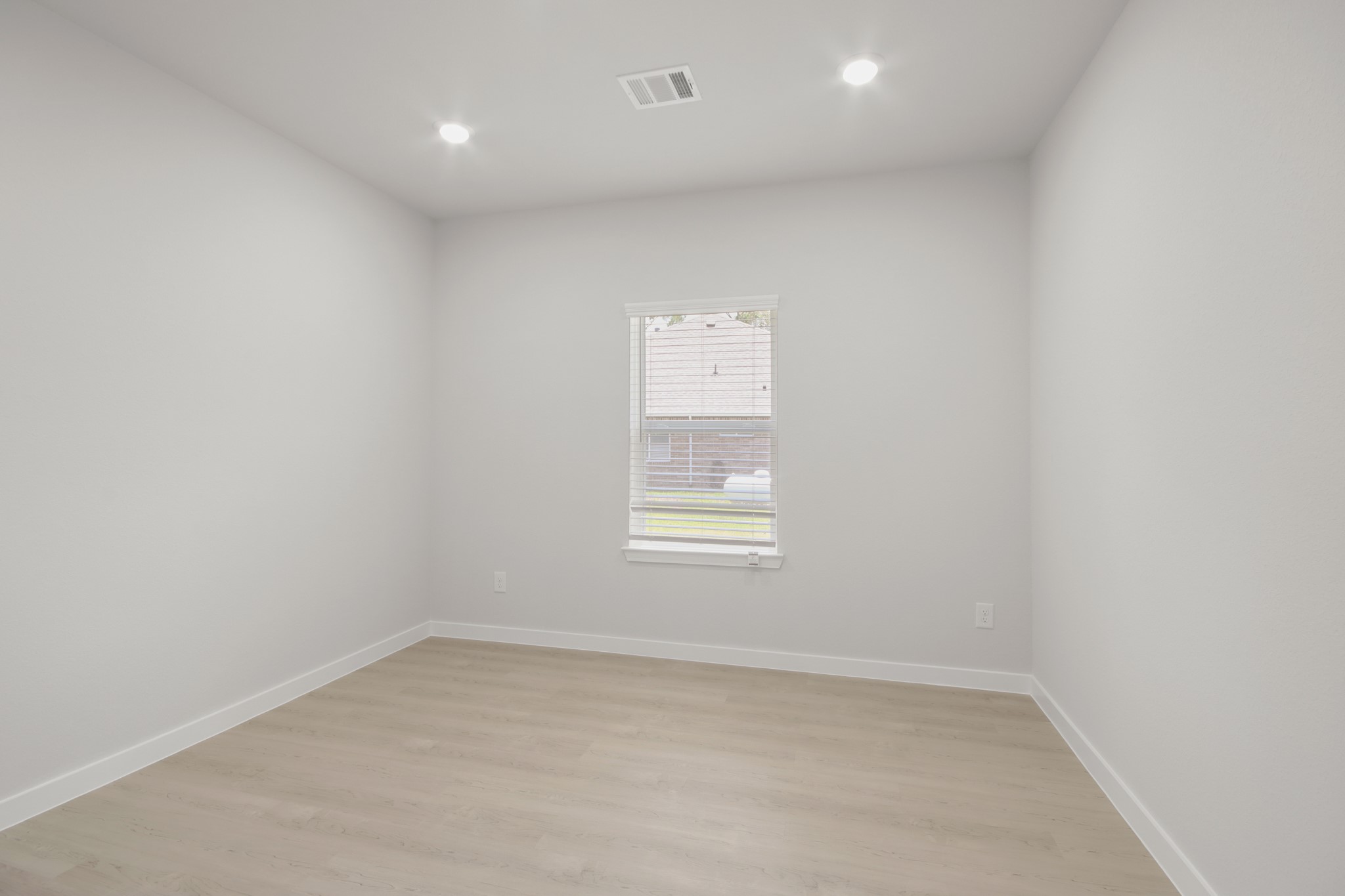 129 Byu Bnd Boulevard Angleton, TX 77515 - Photo 13 of 25 an empty room with a window