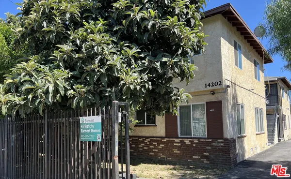 $2,070 | 14202 Delano Street, Unit 6, Van Nuys, CA 91401