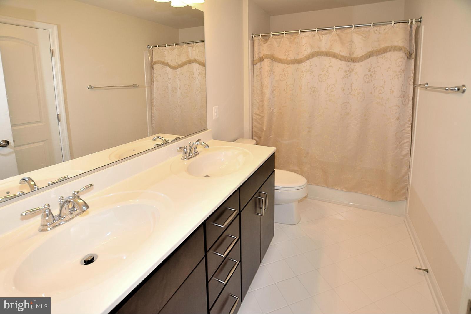 25278 Arrowroot Terrace Chantilly, VA 20152 - Photo 13 of 20 Bath