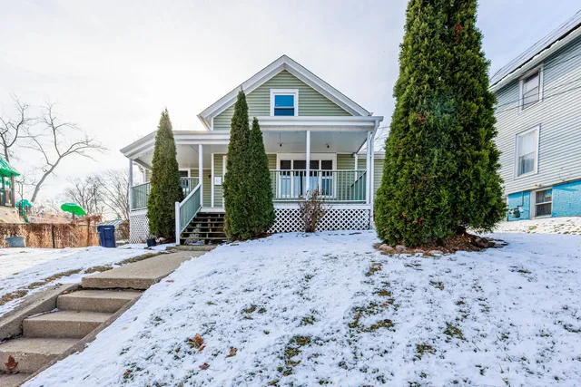 $279,900 | 643 Wing Street, Elgin, IL 60123