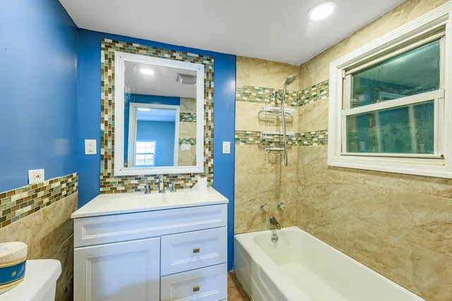 $279,900 | 643 Wing Street, Elgin, IL 60123