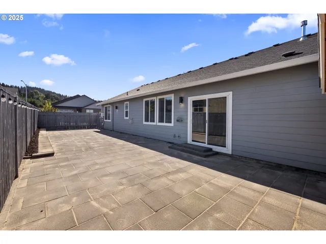 $600,000 | 819 Riley Drive Northeast, Silverton, OR 97381