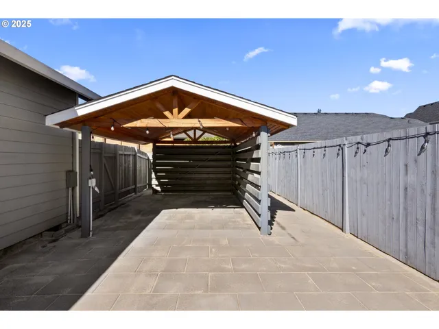 $600,000 | 819 Riley Drive Northeast, Silverton, OR 97381