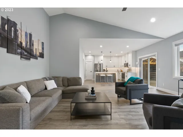 $600,000 | 819 Riley Drive Northeast, Silverton, OR 97381