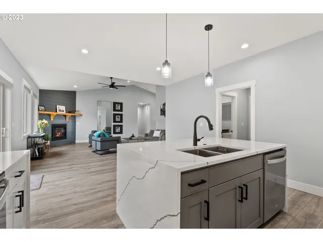 $600,000 | 819 Riley Drive Northeast, Silverton, OR 97381