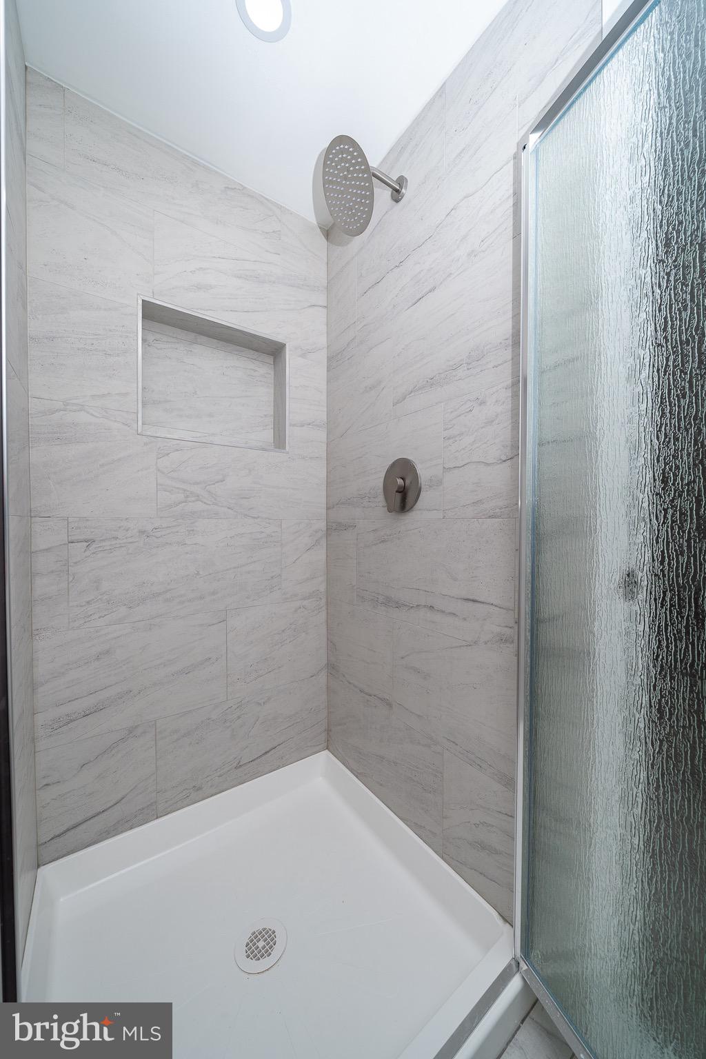 9910 Walker House Road, Unit 99104 Gaithersburg, MD 20886 - Photo 22 of 32 a bathroom with a bathtub