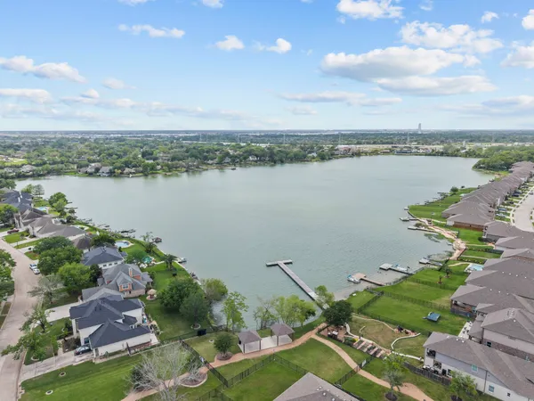 $2,600 | 1302 Lake Mija Court, Seabrook, TX 77586