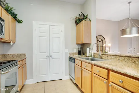 $240,000 | 201 Settlers Trace Boulevard, Unit 2414, Lafayette, LA 70508